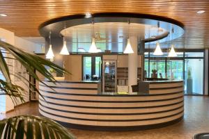 een lobby met een cirkelvormige balie in een gebouw bij Bildungs- und Tagungshaus Haus Neuland in Bielefeld