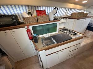 Η κουζίνα ή μικρή κουζίνα στο The boat experience Hotel galleggiante in barca