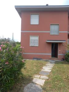 a red house with a pathway in front of it at DOMUS LuNi Cinque Terre, wifi ,aria condizionata in Castelnuovo Magra