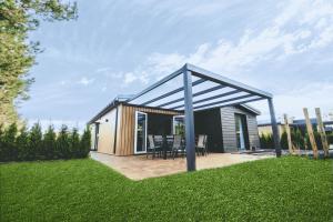 una pequeña casa con techo de metal en Vakantiepark Slagharen, en Slagharen