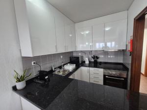 Kuchyň nebo kuchyňský kout v ubytování Machico Terrace