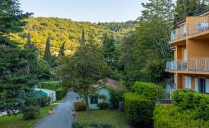 ストゥルニャンにあるBeachfront Apartment Mare Strunjanの住宅街の道路の航空写真