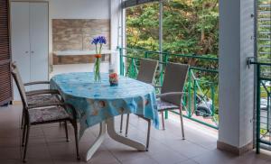 ストゥルニャンにあるBeachfront Apartment Mare Strunjanのバルコニーに花瓶付きテーブル