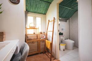 bagno con servizi igienici e soffitto verde di Sunset beach villa 3 O3 villas a Ko Phangan Altre 47 foto