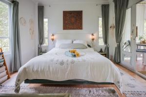 una camera da letto con un letto con due orsacchiotti sopra di Sunset beach villa 3 O3 villas a Ko Phangan