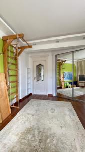 Μια τηλεόραση ή/και κέντρο ψυχαγωγίας στο Kingdom Villa with Sauna and Hamam +59 φωτογραφίες