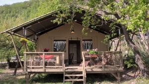 a tent with a table and chairs in front of it at Lodge Holidays - Casa Tartufo in Radicosa