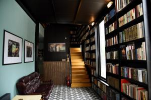 ChiatʼuraにあるHotel Chiatureliの本棚廊下