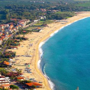 an aerial view of a beach with people and the ocean at Casa Tulipano  +1 photo