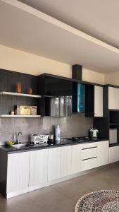 Кухня или мини-кухня в Cozy 4BR Garden Villa at Vimala Hills
