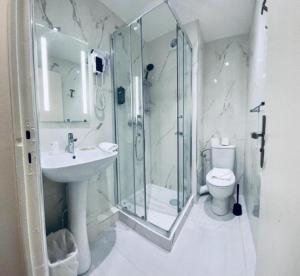 Ένα μπάνιο στο Hipotel Paris Gambetta République +42 φωτογραφίες
