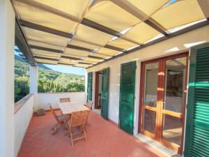 un patio avec une table et des chaises sur un balcon dans l'établissement Casa Novella - Argonauti Vacanze, à Procchio