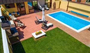an overhead view of a swimming pool in a backyard at BRICK APARTMENT in Bajina Bašta +44 photos