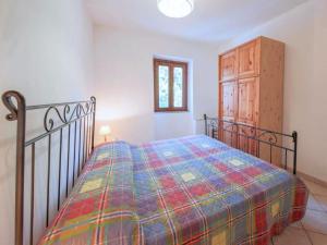 une chambre avec un lit et une armoire en bois dans l'établissement Casa Novella - Argonauti Vacanze, à Procchio