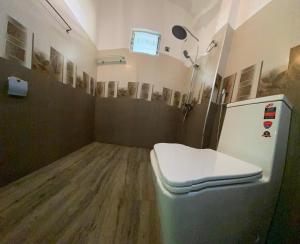 エッラにあるThe Canapy Nest Ellaのバスルーム(トイレ付)、冷蔵庫が備わります。