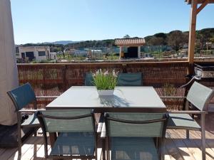 a table and chairs on a balcony with a table and flowers at Douce Provence - Provence Cote d'Azur in Vidauban +27 photos