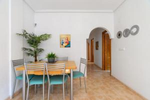 a dining room with a table and chairs at precioso apartamento soleado, con piscina, cerca del mar in Torrevieja