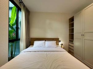 Un dormitorio con una cama grande y una ventana en JU3 Halo NEW ВатСaп66935B2I976, en Nai Yang Beach 16 fotos más