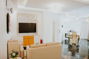 TV a/nebo společenská místnost v ubytování The Royal Clb Hotel and Resorts