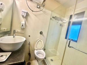 Koupelna v ubytování Hotel Grand Arcasia Saket- Near PVR Anupam