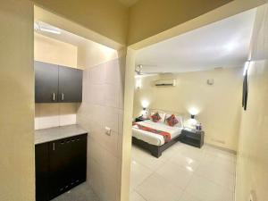 Postel nebo postele na pokoji v ubytování Hotel Grand Arcasia Saket- Near PVR Anupam