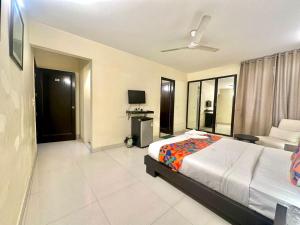 Postel nebo postele na pokoji v ubytování Hotel Grand Arcasia Saket- Near PVR Anupam
