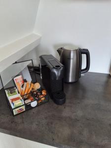 Příslušenství pro přípravu čaje a kávy v ubytování Appartement Havenzicht