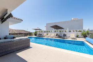 Bazén v ubytovaní Stunning 6 Bed Villa Private Pool Mijas Gol alebo v jeho blízkosti