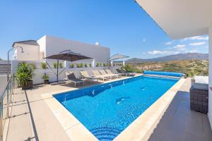 Bazén v ubytovaní Stunning 6 Bed Villa Private Pool Mijas Gol alebo v jeho blízkosti