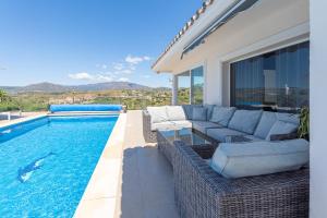 Bazén v ubytovaní Stunning 6 Bed Villa Private Pool Mijas Gol alebo v jeho blízkosti