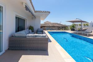 Bazén v ubytovaní Stunning 6 Bed Villa Private Pool Mijas Gol alebo v jeho blízkosti