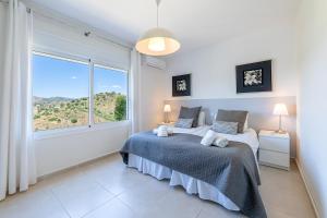 Posteľ alebo postele v izbe v ubytovaní Stunning 6 Bed Villa Private Pool Mijas Gol