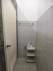 拜县TIMN Hostel Female Only的带淋浴、卫生间和架子的浴室 更多24张照片