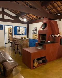 una cocina con horno en el medio de una habitación en Bangalô Charme Serra do Cipó, en Santana do Riacho
