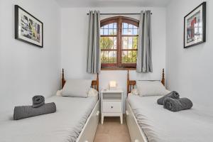 Postel nebo postele na pokoji v ubytování Capistrano Village, Casa Halo Nerja