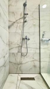 Ванная комната в FATHOM Sea View Apartment +32 фотографии