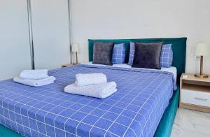 Кровать или кровати в номере FATHOM Sea View Apartment