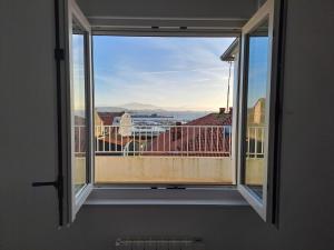 una finestra in una camera con vista sulla città di Atico con vistas a la Ría a A Pobra do Caramiñal