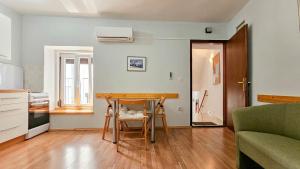 ノヴィグラード・イストラにあるMargarita 1のキッチン(テーブル付)、リビングルーム