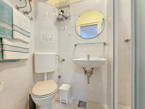 ノヴィグラード・イストラにあるMargarita 1のトイレ、洗面台、鏡のあるバスルーム