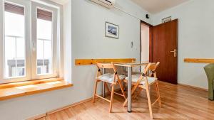 ノヴィグラード・イストラにあるMargarita 1の窓のある部屋にあるテーブルと椅子 +18枚の写真