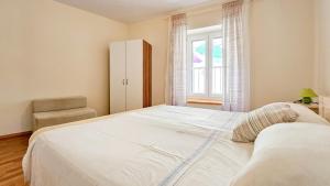 ノヴィグラード・イストラにあるMargarita 1の窓のある部屋にある大きな白いベッド