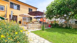 ノヴィグラード・イストラにあるMargarita 1の庭の傘2本付庭園