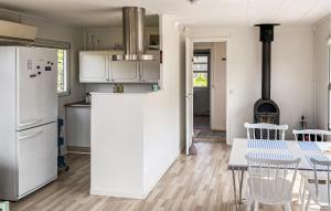 Kuchyň nebo kuchyňský kout v ubytování 2 Bedroom Gorgeous Home In Hadsund