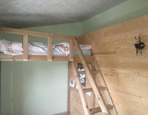 Palanda nebo palandy na pokoji v ubytování Gîte L'horizon