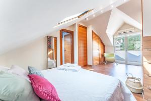 ベナルマデナにあるVB Camelia 4BR Villa by the beachのベッドルーム(ピンクの枕が付く大きな白いベッド付) +31枚の写真