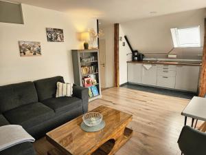 a living room with a couch and a coffee table at Ferienwohnung Inselblüte in Werder