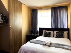 Katil atau katil-katil dalam bilik di Rest Inn C Guesthouse - 10min from OR Tambo Airport +47 gambar
