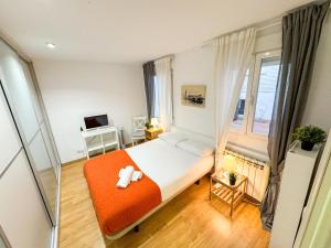 Un dormitorio pequeño con una cama y una ventana. en Canal del Pilar - Turistea, en Zaragoza