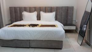 Giường trong phòng chung tại بيوتي روز-للشقق المخدومة +4 ảnh